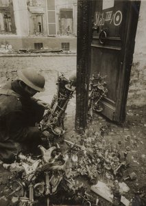 Cambrai, castiçais amarrados em feixes, prontos a serem retirados pelos alemães, mas deixados para trás de (after) English photographer