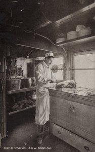 Chefe de cozinha a trabalhar em carro de jantar L e NW (foto a p/b) de (after) English photographer