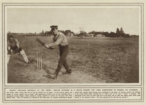 Cricket substitui o futebol na frente, soldados britânicos num jogo atrás das linhas algures em França, ou Flandres (foto a p/b) de (after) English photographer