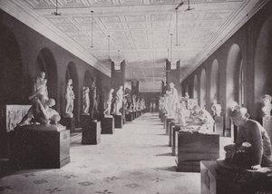 Sculpture Hall, Victoria and Albert Museum (foto a p/b) de (after) English photographer