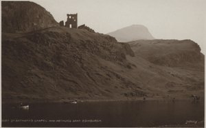 Capela de Santo António e Sede de Artur, Edimburgo (foto a p/b) de (after) English photographer