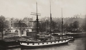 O Navio Amigo, Charing Cross Pier (foto a p/b) de (after) English photographer