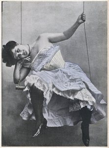Menina num baloiço (foto a p/b)