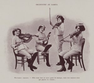 Orquestra de mulheres (foto a p/b) de (after) French Photographer
