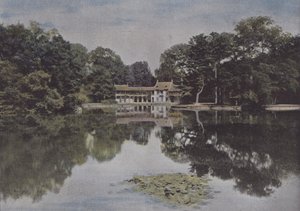 O Petit Trianon, Vista do Hamlet e do Lago (foto colorida) de (after) French Photographer