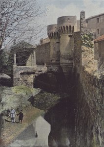 Pernes, Chateau (foto colorida) de (after) French Photographer