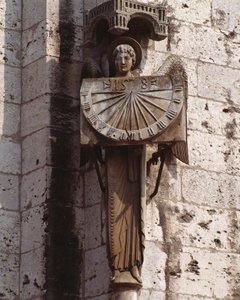 Arte Gótica: "Representação do Anjo no mostrador" Escultura do século XX após um original do século XVI preservado na cripta, no canto sudoeste da Basílica Notre Dame de Chartres (Eure et Loir) (anjo com relógio de sol, a catedral N