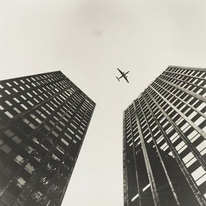 Avião a voar sobre duas torres, fotografia com e a preto, impressões de arte mural a pedido de F. Abderrahim