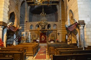 Interior da Igreja de São Mercúrio, em Abu Sefein, no Cairo Antigo, uma igreja copta ortodoxa histórica com ícones e iconóstase em madeira.