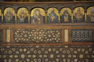 Interior da Igreja de São Mercúrio em Abu Sefein, no Cairo Antigo, com iconóstase em madeira