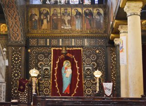 Interior da Igreja Suspensa no Cairo Antigo, igreja histórica copta ortodoxa com ícones e iconóstase em madeira