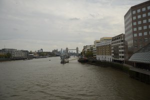 A Ponte de Londres sobre o rio Tamisa, no coração de Londres de Albert Mansour