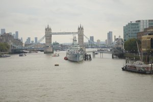 A Ponte de Londres sobre o rio Tamisa, no coração de Londres de Albert Mansour