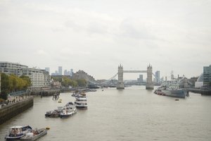 A Ponte de Londres sobre o rio Tamisa, no coração de Londres de Albert Mansour