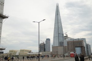 A Ponte de Londres sobre o rio Tamisa, no coração de Londres de Albert Mansour