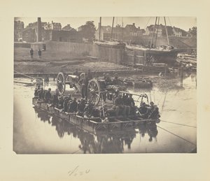 [Jangada de barcos com cobertores a transportar artilharia de campanha e homens sobre o rio Potomac]