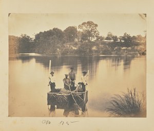 Pequena jangada de barcos com cobertores a atravessar o rio Potomac