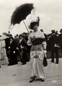 Moda nas corridas: uma espectadora no Journée des drags, Auteuil, França (impressão em gelatina) de A. Calavas