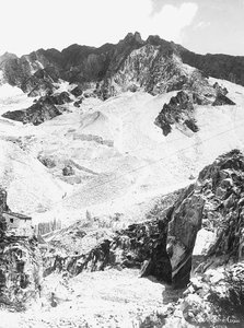 Uma pedreira de mármore nos Alpes Apuanos, na Toscana (foto a p/b)