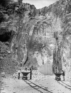 Escavadoras a trabalhar numa pedreira de mármore nos Alpes Apuanos, na Toscana (foto a p/b) de A. Corsini