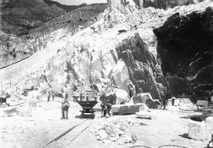 Escavadoras a trabalhar na pedreira de mármore "Fabbricotti" nos Alpes Apuanos, Toscana (foto a p/b)
