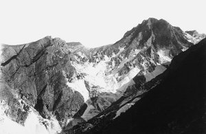 A pedreira de mármore Fantiscritti nos Alpes Apuanos, na Toscana, vista de Belgia (foto a p/b)