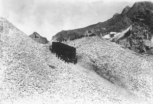 Transporte de um enorme comboio contendo mármore, ao longo de uma estrada perto de uma pedreira nos Alpes Apuanos, Toscana (foto a p/b) de A. Corsini