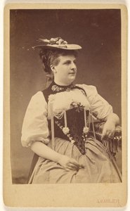 [Mulher não identificada em traje indígena com chapéu, sentada] de A. Gabler