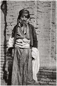 Um membro da tribo curda do sul do Curdistão, Iraque, 1925.