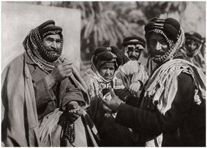 Um sheik apreciando o famoso café árabe, Iraque, 1925