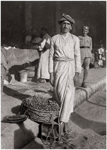 Um pequeno comércio que traz pouco ganho, Iraque, 1925. de A. Kerim