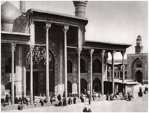 O portão de entrada da Mesquita Kadimain que leva ao túmulo do Imam Moosa Al Kadim, 1925 de A. Kerim