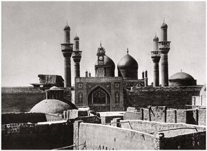 As cúpulas e minaretes dourados da mesquita al-Kadhimiya, Bagdá, Iraque, 1925