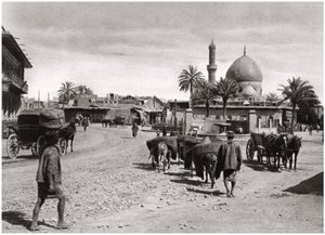Vista de uma rua do portão norte, Bagdá, Iraque, 1925. de A. Kerim
