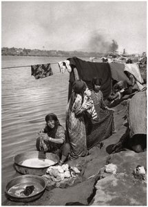 Lavadeiras nas margens do Tigre, Bagdá, Iraque, 1925 de A. Kerim