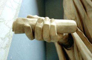 Detalhe de uma das mãos de uma estátua do imperador romano Tito