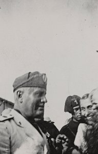 Álbum " Duce ": Benito Mussolini durante uma visita oficial na Sicília (foto a p/b) de A. Scarlata