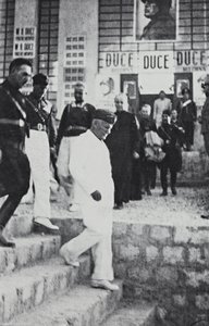 Álbum " Duce ": Benito Mussolini durante uma visita oficial na Sicília (foto a p/b) de A. Scarlata