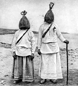 Um par de meninos de palha, Irlanda, 1922.