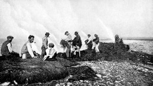 Queima de algas para algas, Aran Islands, Irlanda, 1922.