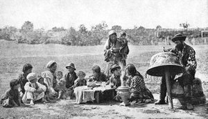 Ciganos consertando um caldeirão da família, Hungria, 1922.