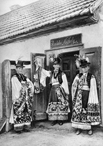 Jovens sacerdotes fantasiados na zona rural da Hungria, 1926.