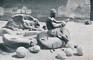 Um homem iorubá gravando tigelas de argila e jarros de água, interior de Lagos, sul da Nigéria, 1912 de A. W. Gelston