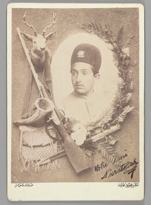 Retrato real oficial do príncipe Nosratollah, 1899 (foto de albúra de prata) de Abdullah Qajar