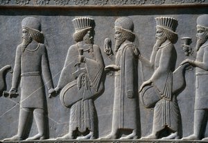 Detalhe de um friso processional no lado leste do Palácio Apadana, Persepolis, Irã, c.518-465 a.C. (pedra cinza)