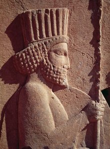 Detalhe de um soldado persa, do friso em relevo na escada leste ao Apadana (Sala de Audiências) do período aquemênida, c.515 aC (calcário) de Achaemenid