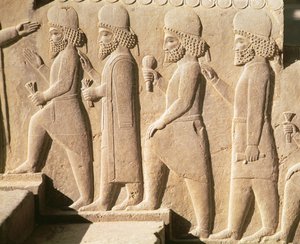 Relevo retratando guardas medianos das escadas do Triplyon Hall, período aquemênico, século VI aC aC (calcário) de Achaemenid