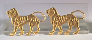 Duas seqüências de leões que foram costuradas em vestes cerimoniais, de Hamadan, séculos X.5-IV aC (ouro)