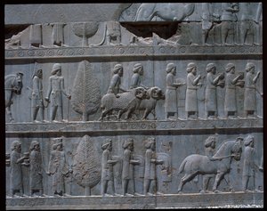 Vista dos relevos das escadas orientais de Achaemenid