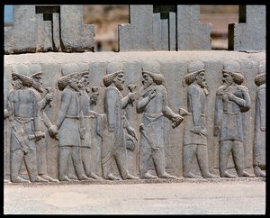 Vista dos relevos das escadas do norte de Achaemenid
